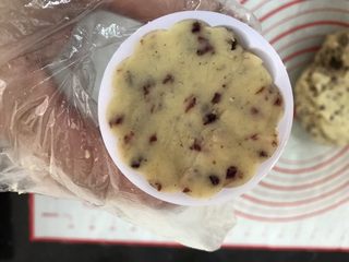 17、绿豆糕～蔓越莓版,揪一团绿豆沙填进模具里，稍压平压实