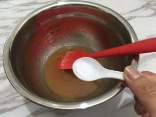 3、广式月饼,3. 再加入盐继续混合