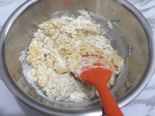 5、广式月饼,5. 用刮刀按压成团