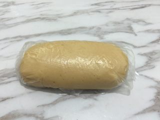 6、广式月饼,6. 用保鲜袋装好送进冰箱醒面2—3小时