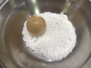 10、广式月饼,12. 把月饼放在面粉中滚一圈