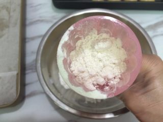 12、广式月饼,14. 模具装好花片，装入少许面粉滚一圈，再把面粉磕出来