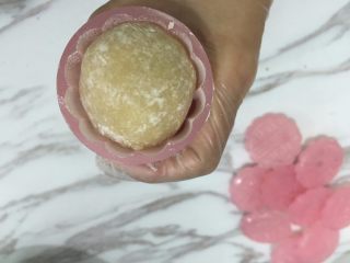 13、广式月饼,15. 把月饼放入模具中