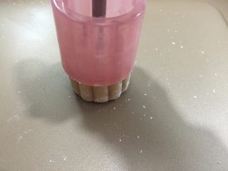 14、广式月饼,16. 按压花纹的时间要用巧劲，不能用满力哦