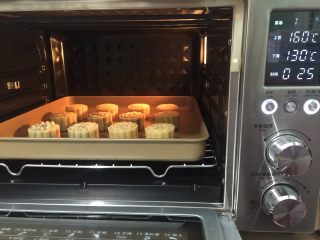15、广式月饼,18. 上火160度下火130度烤8分钟