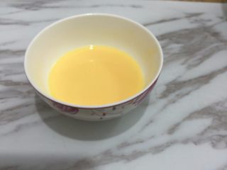 16、广式月饼,19. 鸡蛋打散加入1:1的水，再过一次筛即可使用