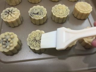 17、广式月饼,20. 取出，稍微放凉再轻轻的刷上一层蛋液