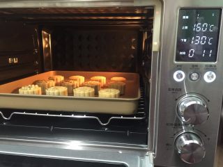 18、广式月饼,21. 再次送进烤箱一样还上火160度下火130度烤15分钟