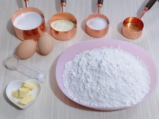 1、日式炼乳蔓越莓面包,准备食材并称重！