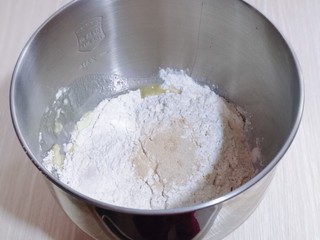 3、日式炼乳蔓越莓面包,再将除黄油外的面团食材全部加入厨师机桶中！（主料中的食材全部是面团食材！）