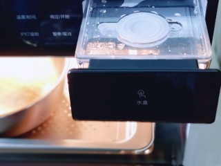 6、日式炼乳蔓越莓面包,将蒸烤箱水盒注满纯净水！