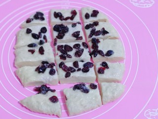 11、日式炼乳蔓越莓面包,再将面皮切出均匀的小块！