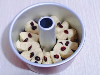 12、日式炼乳蔓越莓面包,竖着摆放在中空蛋糕模具中！