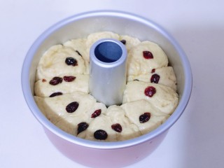 13、日式炼乳蔓越莓面包,再次送入蒸烤箱进行发酵！恒温发酵，40°40分钟！