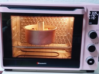 14、日式炼乳蔓越莓面包,将模具入烤箱中层的烤网上。启动烤箱，上管175度烤35-40分钟！（具体温度及时间要根据自家烤箱性能另定）