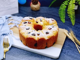 15、日式炼乳蔓越莓面包,取出趁热脱模就可以！晾一会，筛上上午糖粉！