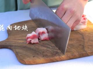 1、不俗又不瘦，东坡最爱竹笋焖猪肉,五花肉洗净切成1.5厘米大小的方块