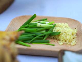 2、不俗又不瘦，东坡最爱竹笋焖猪肉,葱姜切好备用