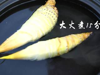 4、不俗又不瘦，东坡最爱竹笋焖猪肉,竹笋剥壳，大火煮15分钟