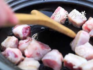 6、不俗又不瘦，东坡最爱竹笋焖猪肉,锅内放入少许油，猪肉入锅煸炒至金黄