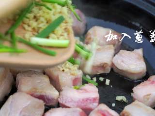 7、不俗又不瘦，东坡最爱竹笋焖猪肉,加入葱姜翻炒