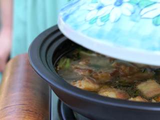 11、不俗又不瘦，东坡最爱竹笋焖猪肉,加入适量水文火焖煮一小时