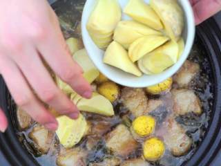 12、不俗又不瘦，东坡最爱竹笋焖猪肉,放入板栗、竹笋继续焖煮