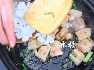 9、不俗又不瘦，东坡最爱竹笋焖猪肉,加入冰糖继续翻炒