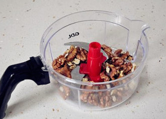 1、助兴小点心：核桃饼干,将熟核桃仁放入料理器中，核桃仁要用烤熟的，这样做出的饼干才香。