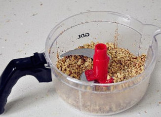 2、助兴小点心：核桃饼干,盖上盖子将核桃仁搅打的细碎一些待用。