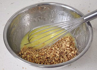 4、助兴小点心：核桃饼干,倒入核桃碎拌匀。