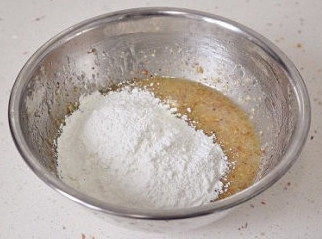 5、助兴小点心：核桃饼干,放入面粉跟小苏打。小苏打千万别放多了，1克就行，不然饼干味道会打折。