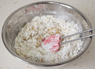 6、助兴小点心：核桃饼干,用刮刀翻拌，按压着翻拌，让干湿食材充分相融合。