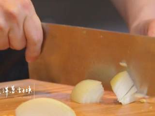 2、菠萝饭配古老肉&东南亚炒饭,1-2菠萝、洋葱、青红黄椒切块儿