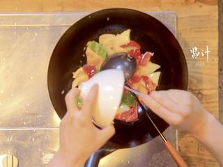 6、菠萝饭配古老肉&东南亚炒饭,1-6倒入适量油、葱姜末、洋葱、青红黄椒翻炒，加入调味好的酱汁