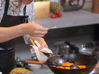 7、菠萝饭配古老肉&东南亚炒饭,1-7倒入菠萝、蒜片、少许盐翻炒