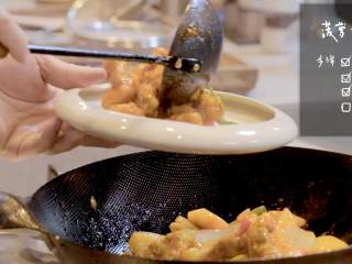 8、菠萝饭配古老肉&东南亚炒饭,1-8捞出摆盘