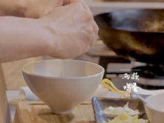 11、菠萝饭配古老肉&东南亚炒饭,2-3打两颗鸡蛋，再加少许盐搅拌