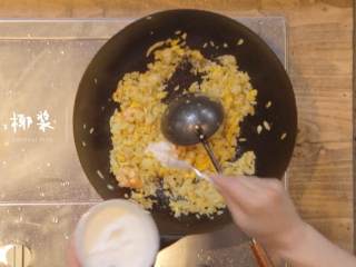 15、菠萝饭配古老肉&东南亚炒饭,2-7倒入适量椰浆、菠萝翻炒