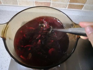 6、夏季消暑饮品—冰镇酸梅汤,将煮过的材料过滤出来,把酸梅汤倒入容器里放冰箱冷藏。