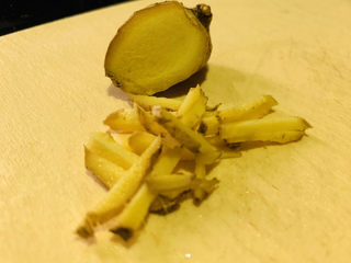 6、清蒸蛏子,姜切丝；