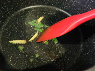 13、清蒸蛏子,炒香，加点酱油和耗油；