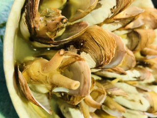 14、清蒸蛏子,蛏约蒸8分钟左右，先关火，取出蒸锅；