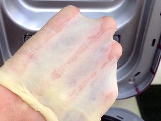 3、香肠玉米奶酪面包,继续揉至扩展阶段，和面时间全程约30分钟。