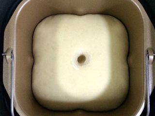 4、香肠玉米奶酪面包,启动发酵功能，面团发至2倍大，手指沾面粉戳孔，不塌陷不回弹即可。