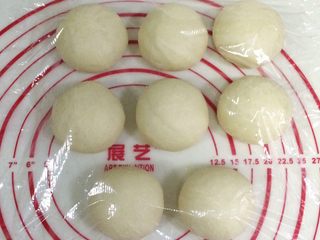 5、香肠玉米奶酪面包,发好的面团取出排气，平均分成8份，滚圆松弛15分钟。（盖好保鲜膜）