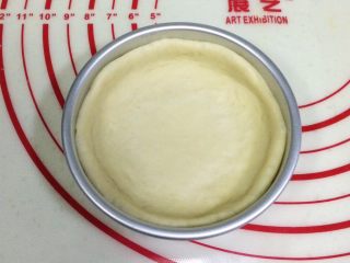 7、香肠玉米奶酪面包,放入圆形汉堡模中，用手按压成中间薄圆周边厚。（模具要刷上一层食用油，便于脱模）