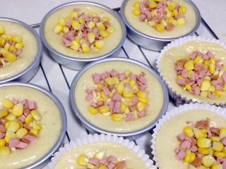 11、香肠玉米奶酪面包,继续放上玉米粒和脆皮肠粒。