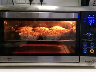 13、香肠玉米奶酪面包,入预热好的烤箱中层，上下火180度约烤20分钟，上色后可盖锡纸防止面包表面颜色过深。