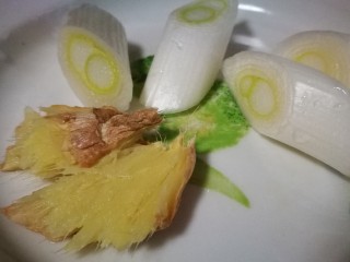 2、粤式靓汤~凉瓜黄豆猪骨汤,生姜拍酥 大葱切葱段